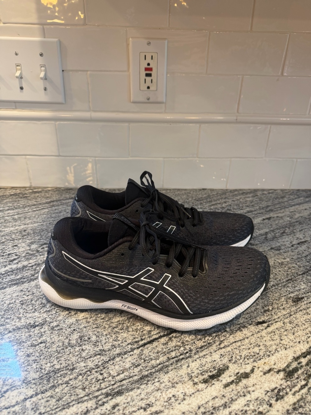 Men’s Asics Nimbus 24 Size 9/Women’s 10.5